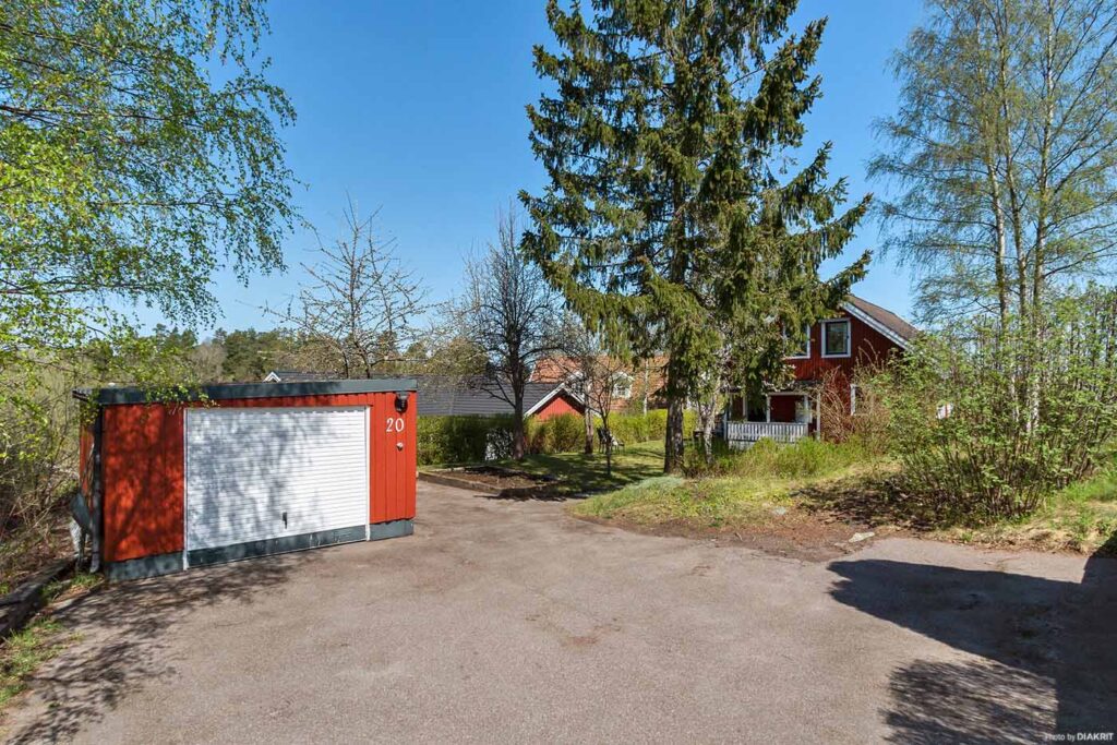 Takläggning papptak garage & förrådsbyggnad. Enhagen Täby